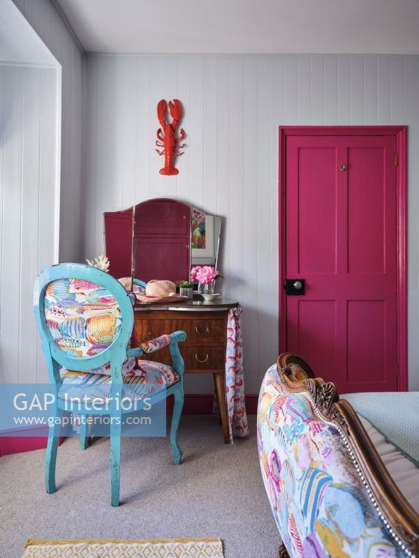 Chaise et coiffeuse à thème côtier avec porte rose