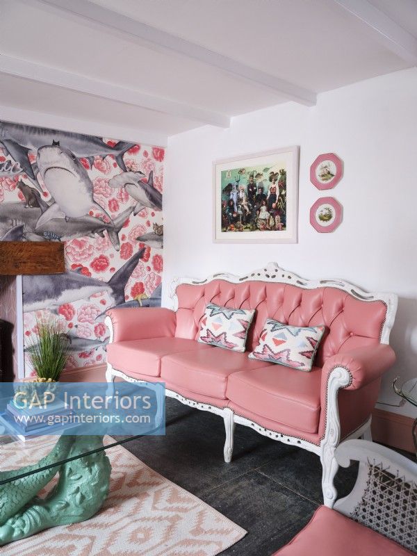 Salon à thème côtier avec mobilier rose