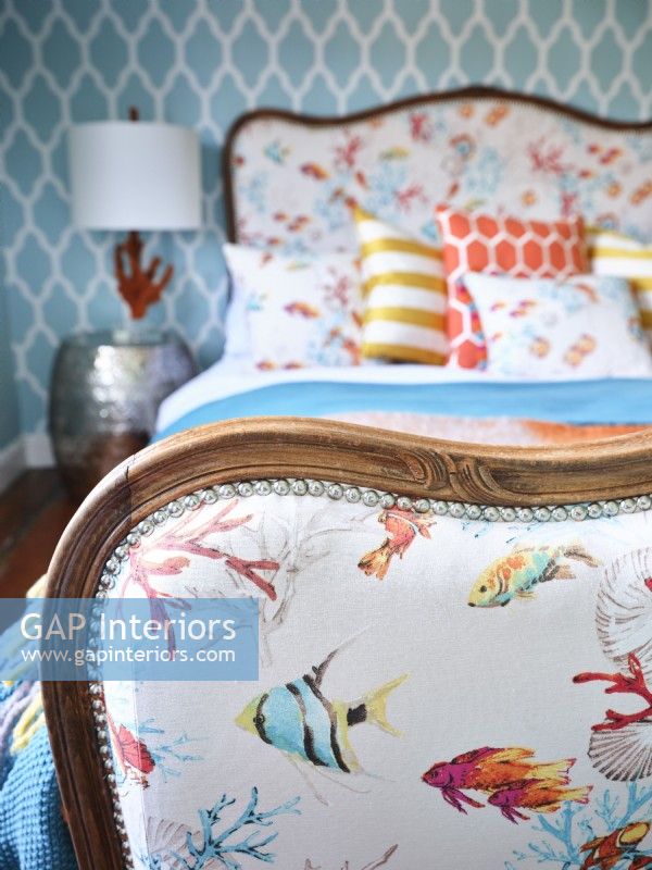 Tapisserie d'ameublement à thème côtier coloré sur un lit vintage