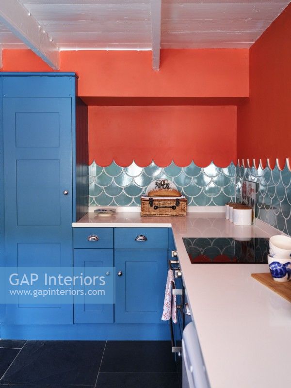 Unités bleues et carreaux inspirés de la mer dans une cuisine moderne