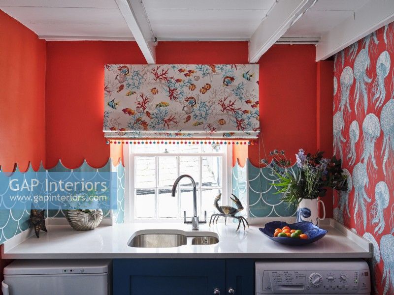 Ornements, carreaux, stores et papiers peints inspirés de la mer dans une cuisine colorée
