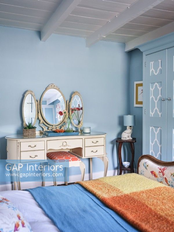 Vanité de coiffeuse vintage dorée dans une chambre à thème côtier bleu