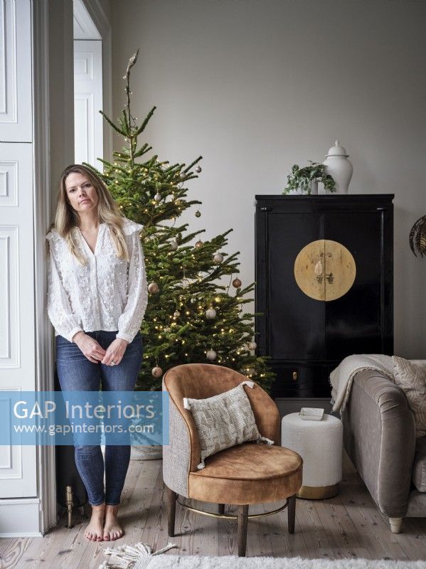 Propriétaire dans un cadre de Noël avec arbre de Noël et chaise