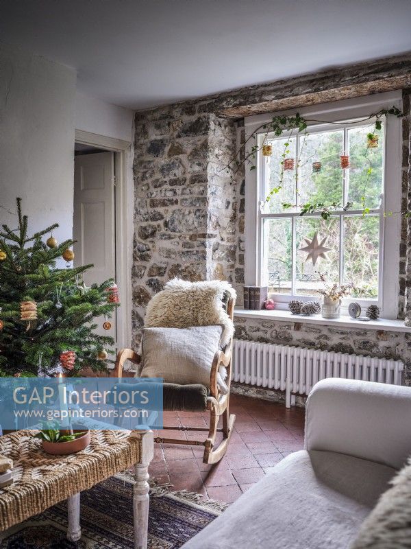 Salon champêtre avec pierres apparentes et décorations de Noël