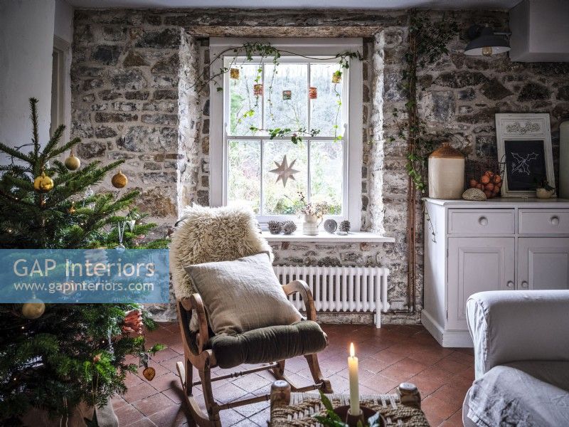 Salon champêtre avec fauteuil à bascule et décorations de Noël
