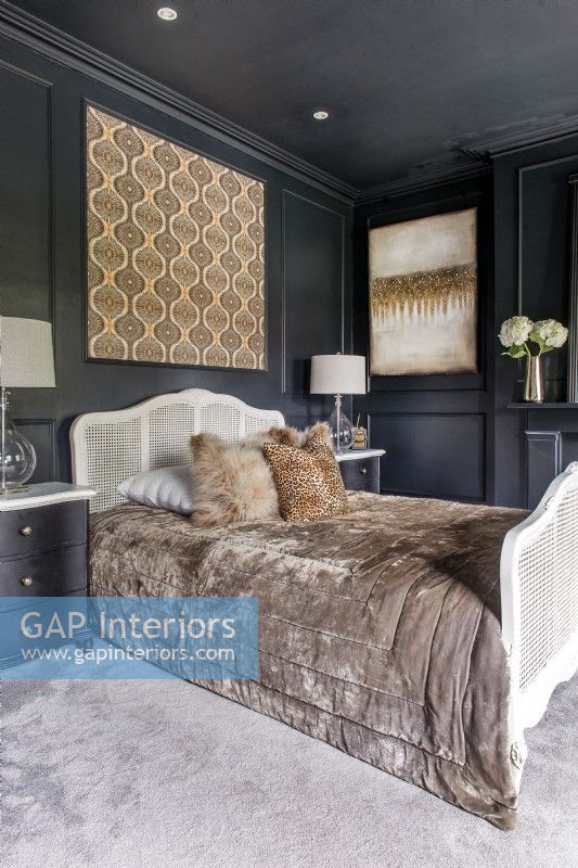 Chambre à coucher moderne en noir et or avec cadre de lit en rotin