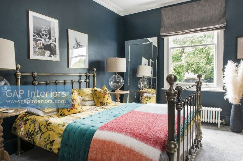Chambre à coucher moderne et colorée