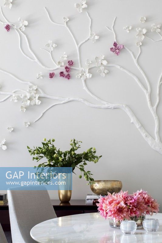 Mur de la salle à manger décoré de cornouiller à fleurs blanches et roses.