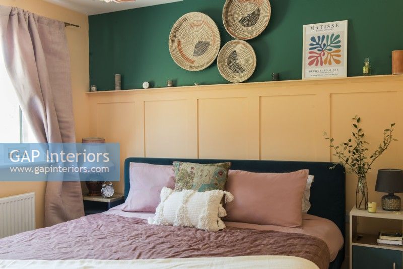 Chambre à coucher moderne avec panneaux muraux peints