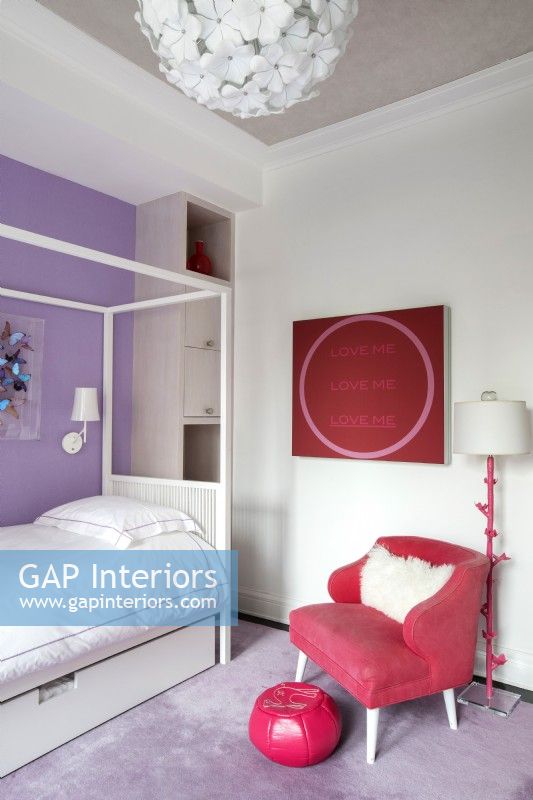 Chambre des filles décorée en violet, rouge et blanc
