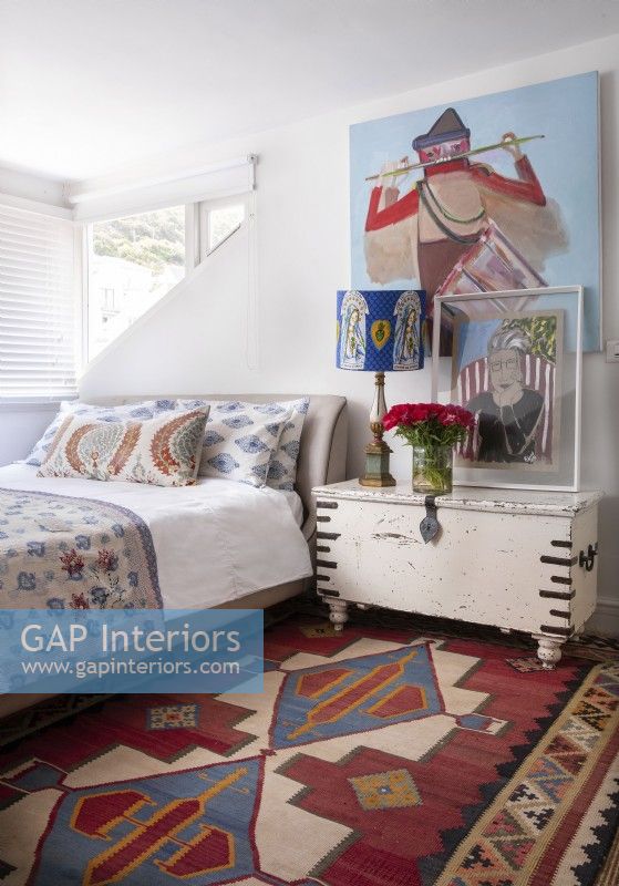 Chambre à coucher avec tapis géométrique et art contemporain