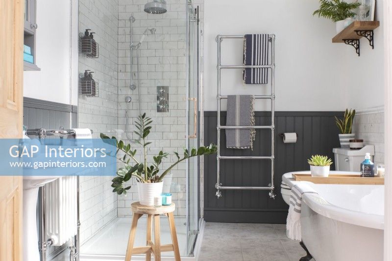 Salle de bain classique avec baignoire sur pieds et douche en marbre, gris et blanc