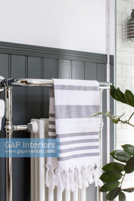 Détail radiateur sèche-serviettes chromé avec habillage gris