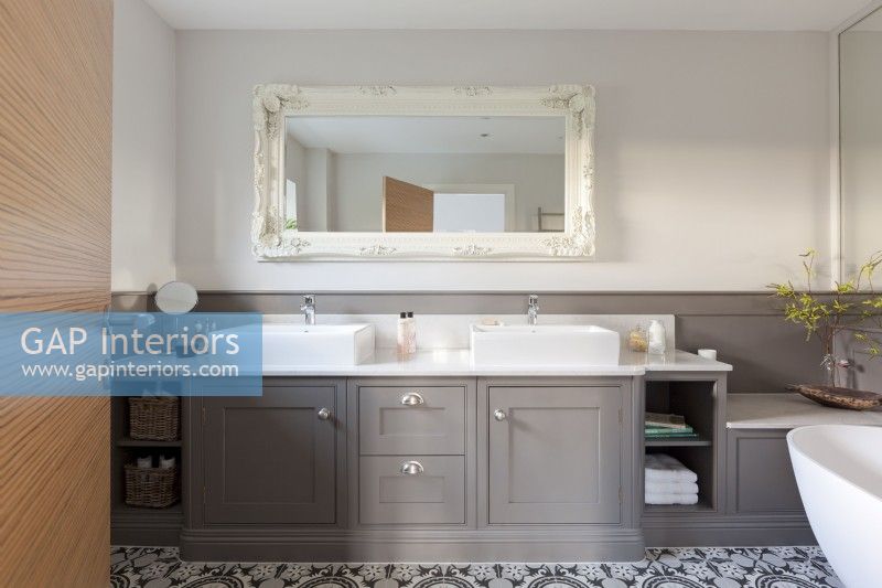 Salle de bain moderne avec boiseries grises et carreaux à motifs