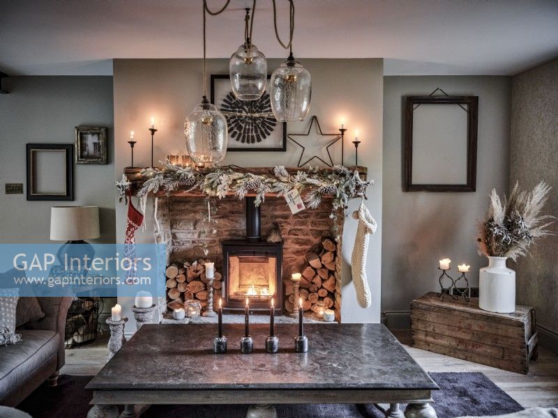Salon rustique avec manteau décoratif et cheminée