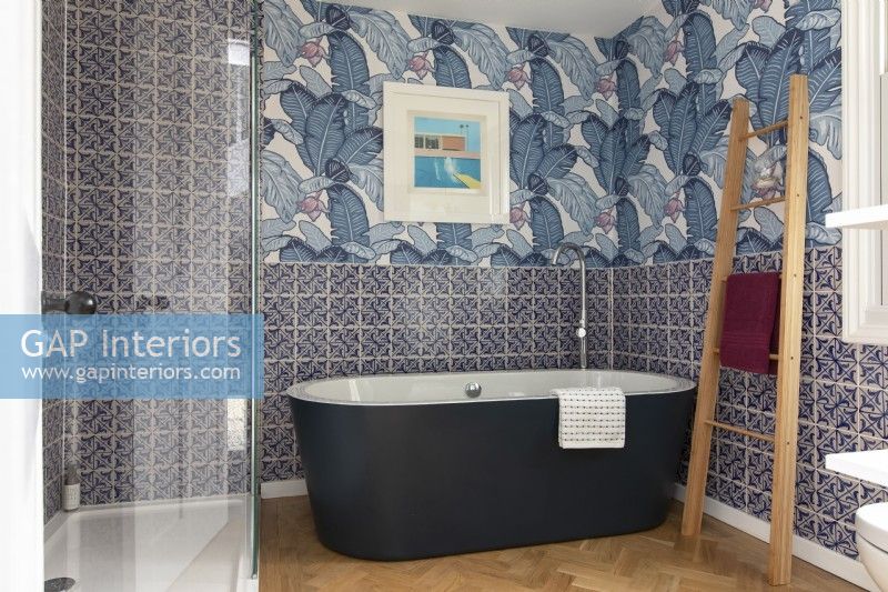 Salle de bain familiale contemporaine avec papier peint
