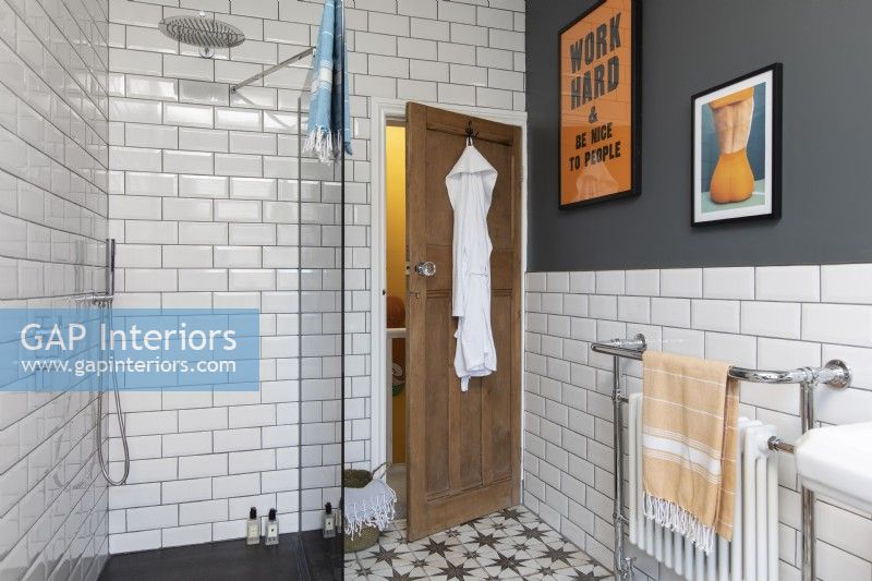Robinets chromés pour salle de bains familiale, carreaux de métro et carreaux de sol de style victorien.