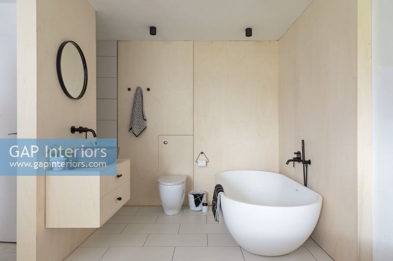 Salle de bain contemporaine avec panneaux contreplaqués