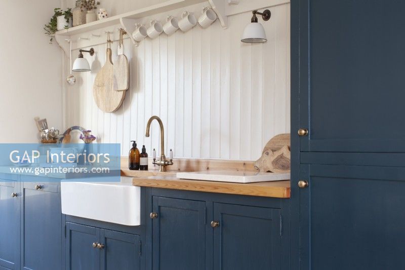Cuisine de campagne de style shaker avec armoires peintes en bleu