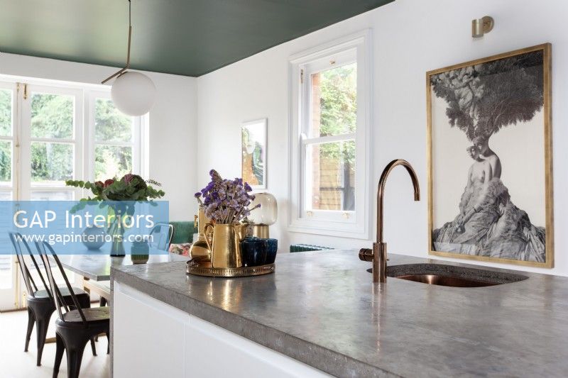 Cuisine-salle à manger moderne avec du vert et du cuivre