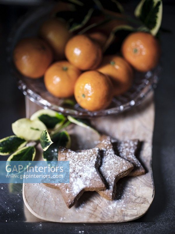 Close up d'oranges et de biscuits de Noël