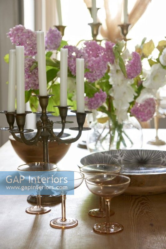Affichage de candélabres et verres de champagne sur une table à manger.