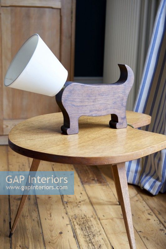 Lampe en bois sur une table d'appoint vintage en chêne en forme de rein.