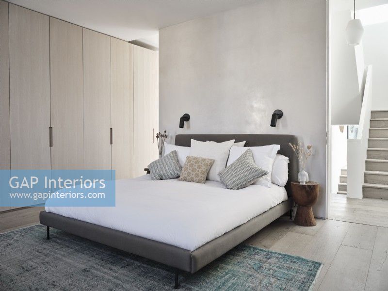 Chambre à coucher moderne avec lit dans des tons doux