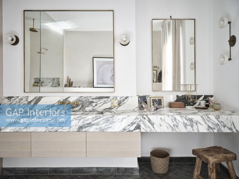 Salle de bain moderne avec miroirs et surfaces en marbre