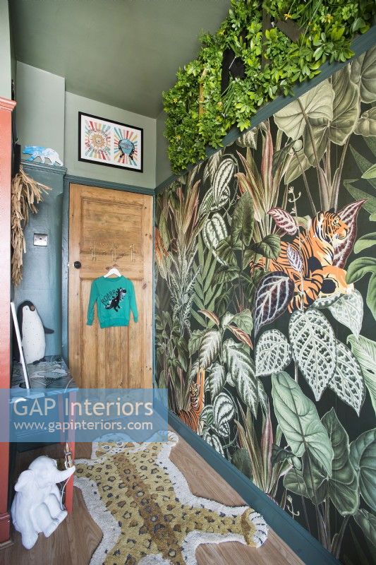 Chambre d'enfant sur le thème de la jungle avec papier peint à motifs tropicaux