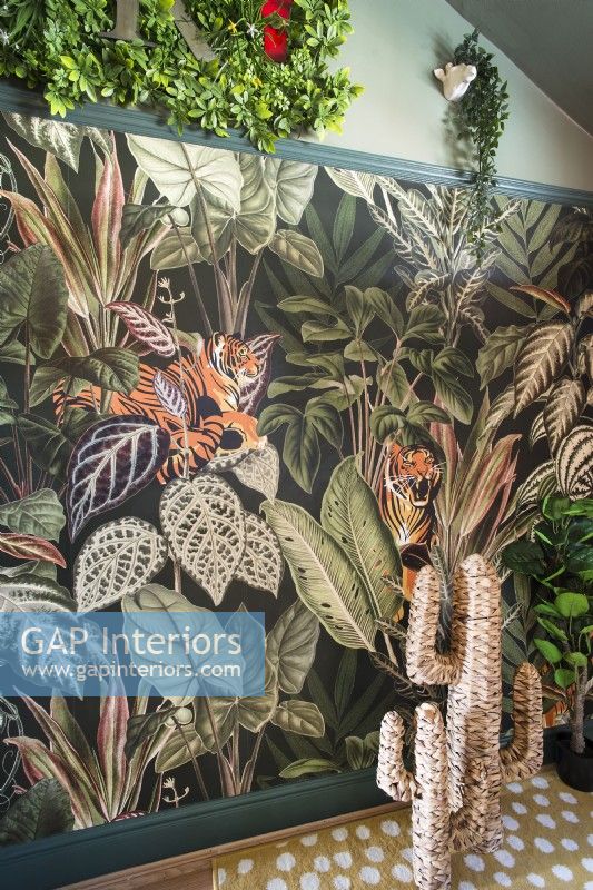 Mur de papier peint coloré sur le thème de la jungle avec cactus en paille