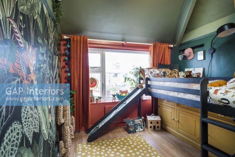 Chambre d'enfants sur le thème de la jungle avec toboggan du lit superposé
