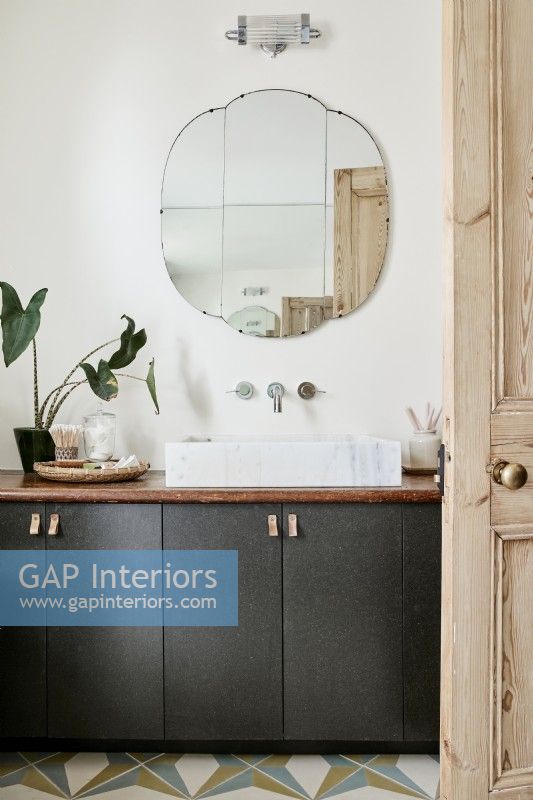 Armoires et seuil de salle de bain avec miroir et porte à panneaux de pin