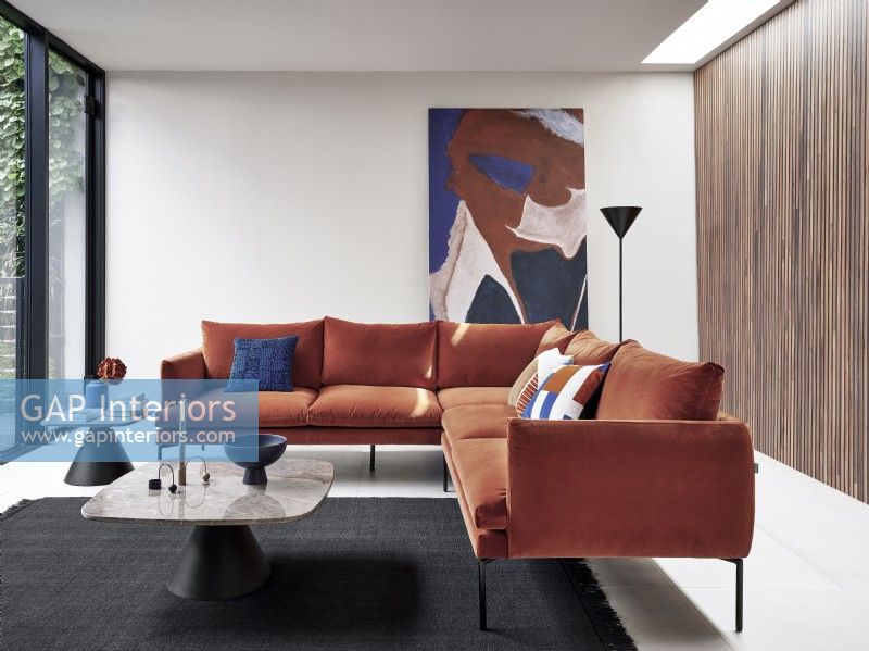 Canapé d'angle orange contemporain dans une chambre moderne
