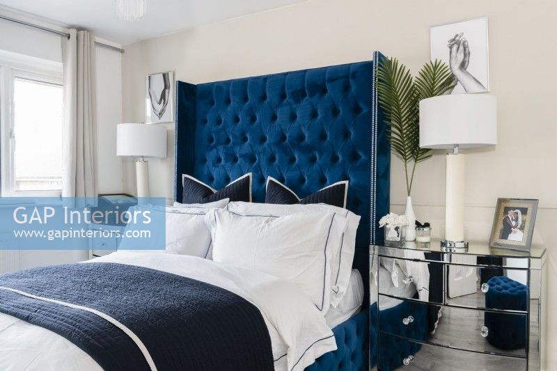 Chambre à coucher moderne avec tête de lit bleue