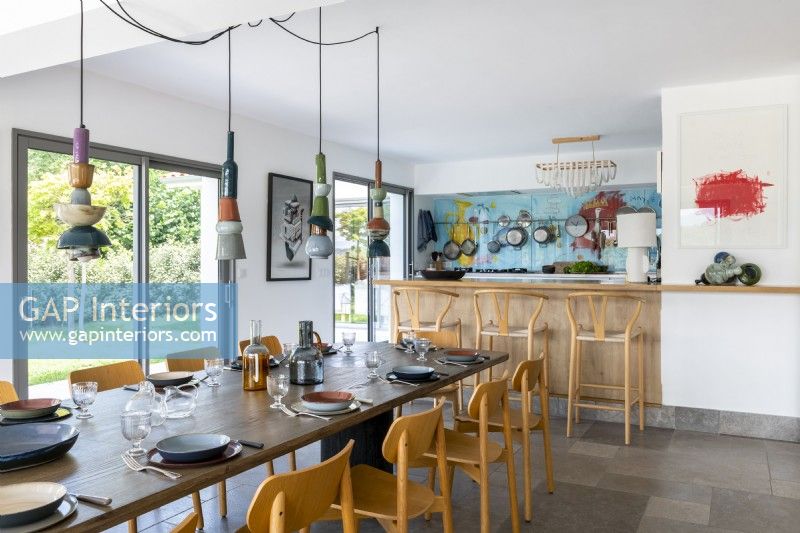 Cuisine-salle à manger moderne avec suspensions en céramique sur table à manger
