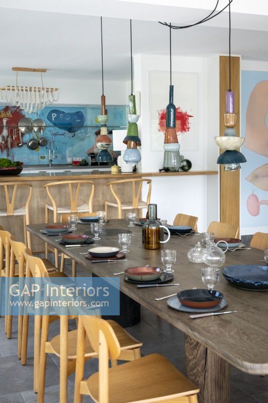 Cuisine-salle à manger moderne avec suspensions colorées en céramique