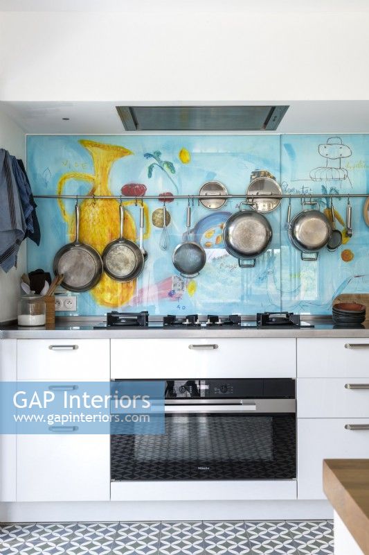 Mur de crédence coloré dans une cuisine moderne