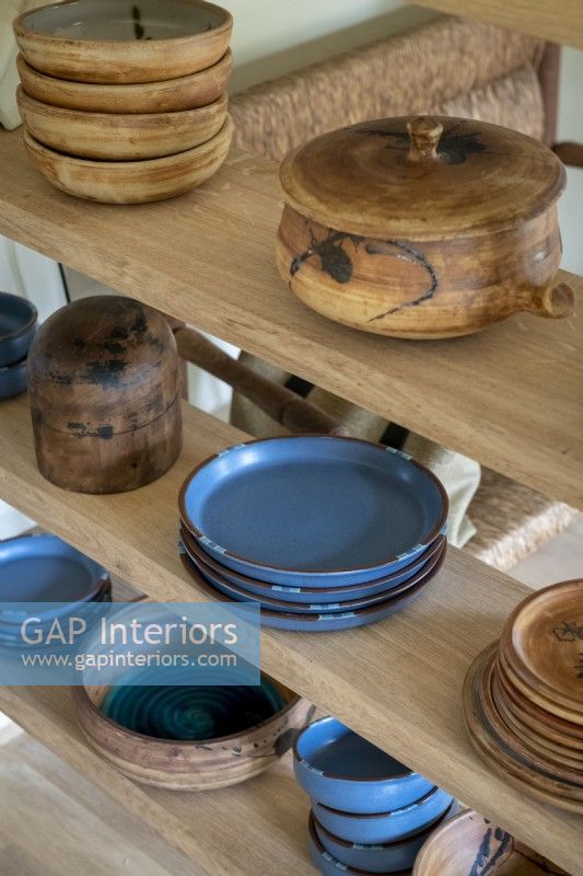 Détail de bols et assiettes sur étagères en bois