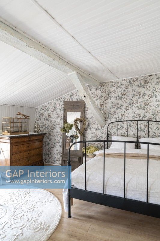 Chambre à coucher campagnarde avec papier peint fleuri
