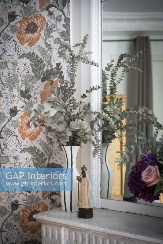 Arrangement floral et papier peint floral à côté du miroir - détail
