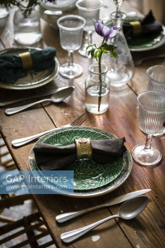 Assiettes et verres vintage sur table à manger couverts - détail