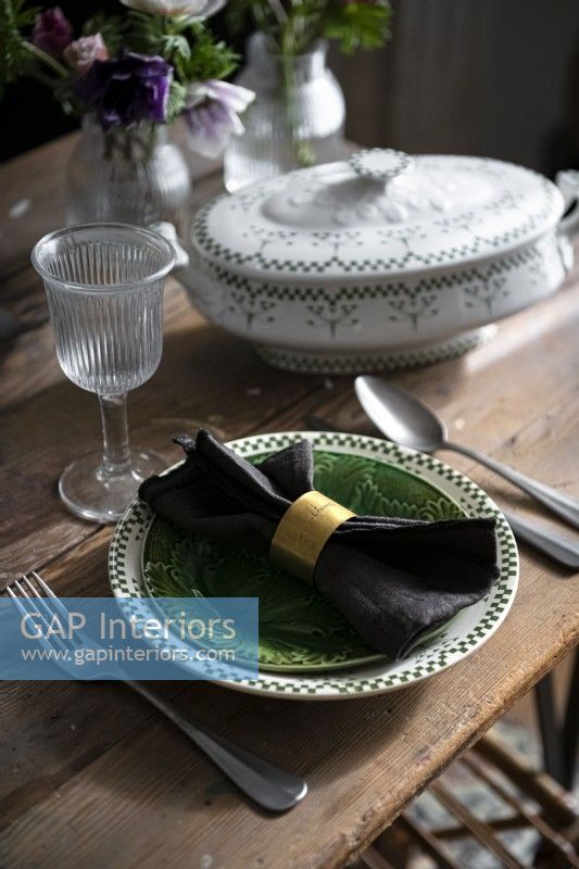 Détail de table à manger - Serviette sur assiette vintage