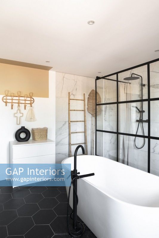 Cabine de bain et de douche autoportante avec fenêtres en cristal