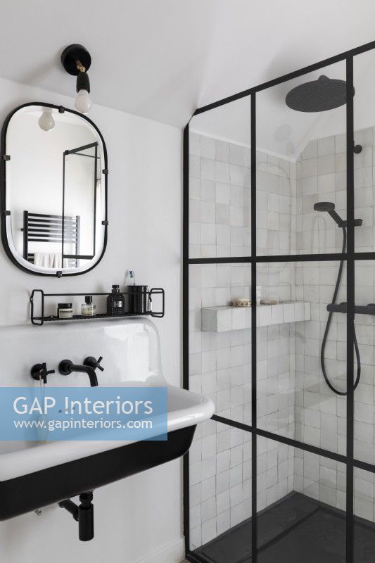 Lavabo de salle de bain moderne noir et blanc et cabine de douche