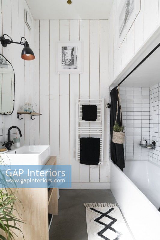 Petite salle de bain moderne avec des murs en bois peints en blanc