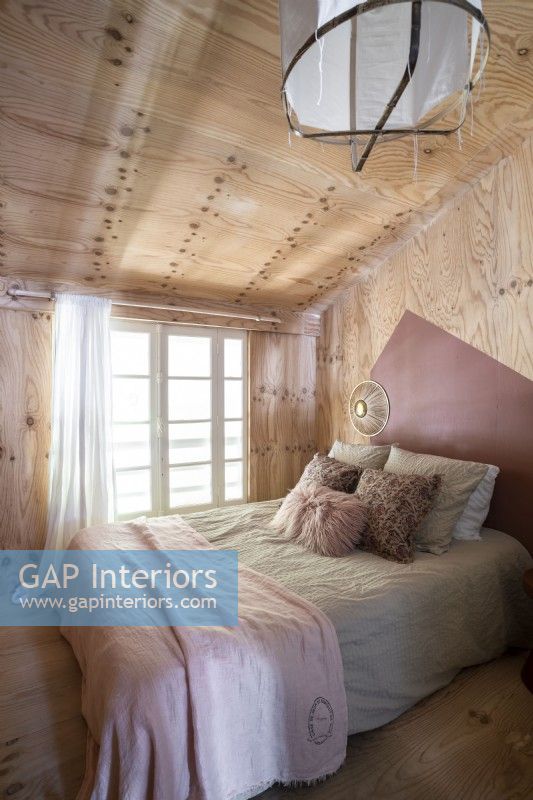 Chambre à coucher avec murs et plafond en bois