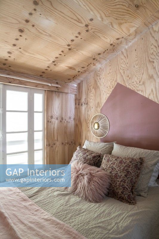 Chambre à coucher moderne avec murs et plafond en bois