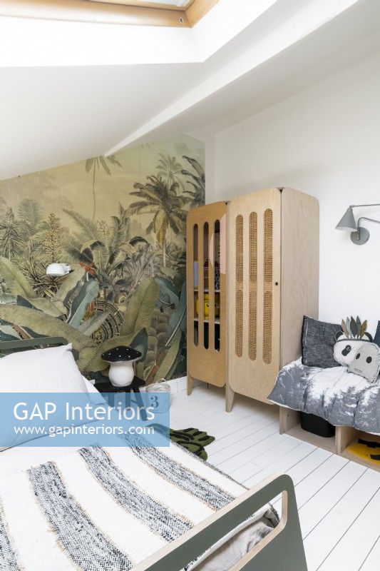 Chambre d'enfant moderne avec un mur sur le thème de la jungle