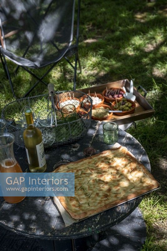 Nourriture et vin sur table d'enrouleur de câble récupéré dans un jardin de campagne